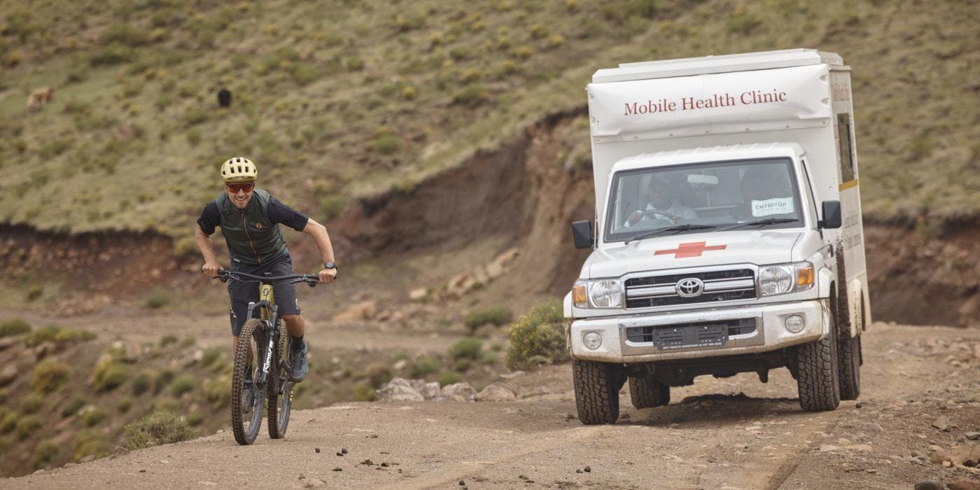 Nino Schurter auf den Bike mit mobiler Praxis