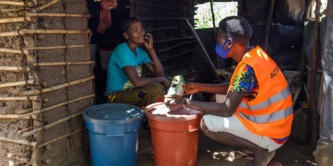 Mutter mit Kind in einem Gesundheitszentrum nahe eines Umsiedlungsdorfes in Cabo Delgado.