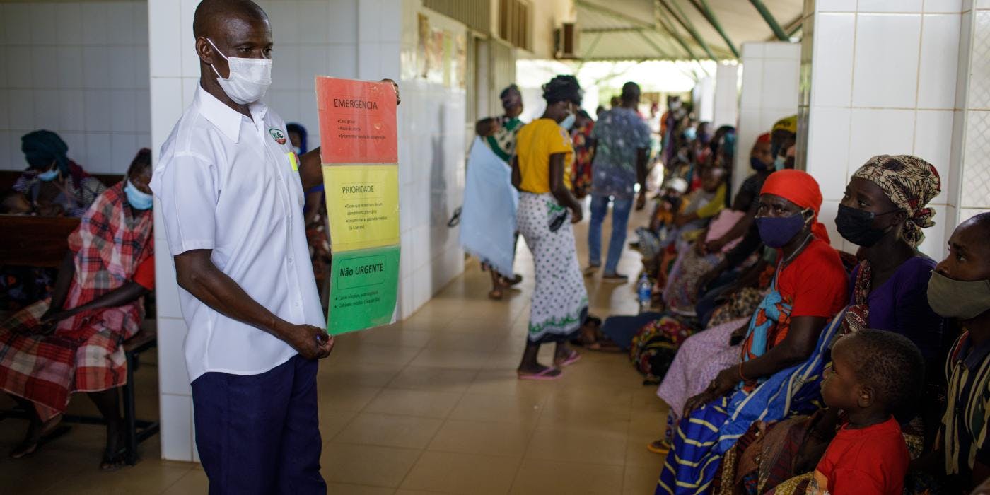 Mutter mit Kind in einem Gesundheitszentrum nahe eines Umsiedlungsdorfes in Cabo Delgado.