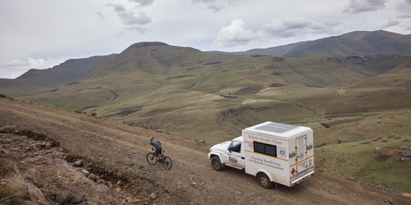 Nino Schurter und die mobile Klinik