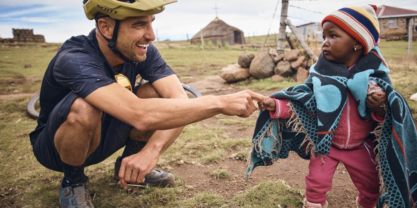 Nino Schurter und kleines Kind