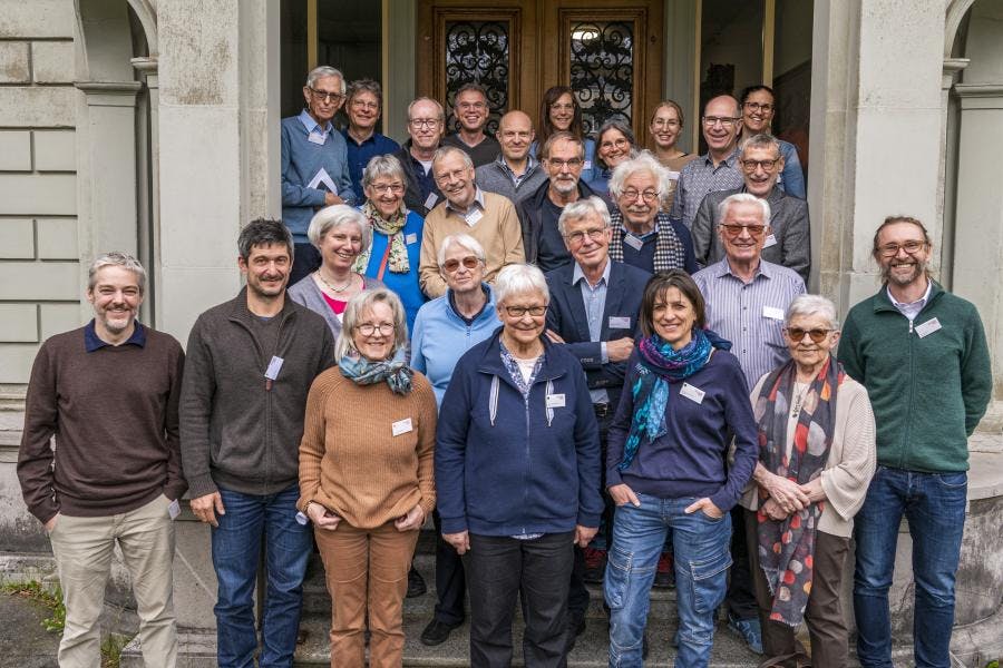 Ehemalige Mitarbeidende vor der Geschäftsstelle