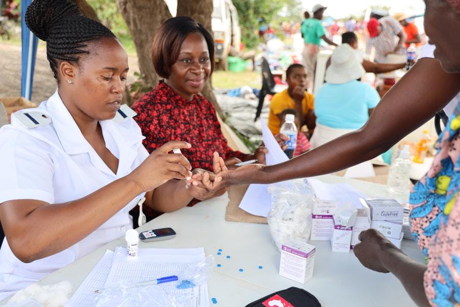 Zur verbesserten Diabetes-Versorgung gehören auch Aufklärung und kostenlose Blutzuckertests wie hier in Bikita, Simbabwe. 