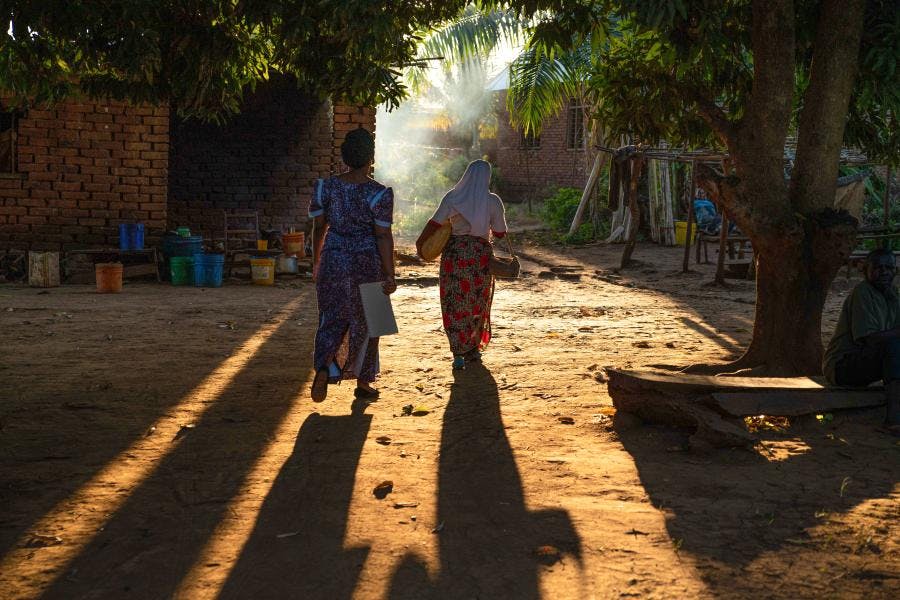 Zwei Frauen bei Abendstimmung in Tansania